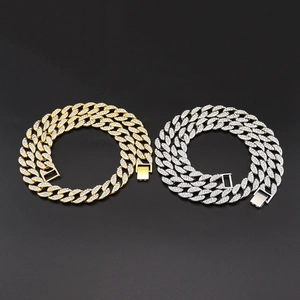 Détail des chaînes cubaines Miami 15mm en or et argent avec cristaux brillants sertis