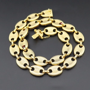 Macro-opname van gouden varkensneus ketting met gekleurde strass steentjes voor mannen