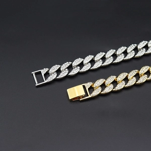 Détail d'une chaîne cubaine Miami de 15 mm avec diamants sertis en or et argent