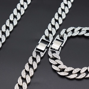 Collier maille cubaine Miami 15mm style hip hop avec cristaux pavés et fermoir à rabat