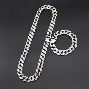 Détails de la chaîne cubaine argentée de 15mm et du bracelet avec pavé de cristaux brillants