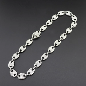 Macro-opname van 12mm zilveren hiphop-ketting met coffee bean schakels en zirkoon