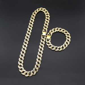 Détail de l'ensemble chaîne et bracelet Cuban Link 15mm doré avec strass brillants pavés