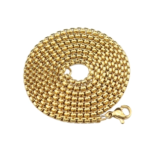 Collier chaîne box dorée en acier inoxydable avec fermoir mousqueton sur fond blanc