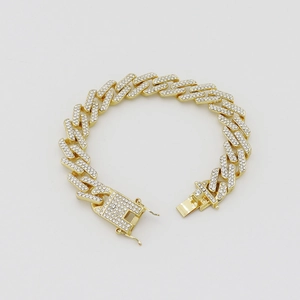 Gros plan détaillé du bracelet cubain 13mm plaqué or avec cristaux de style hip-hop
