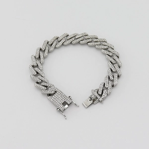 Détail de la chaîne cubaine hip-hop argentée 13mm avec strass scintillants et fermoir à boîte