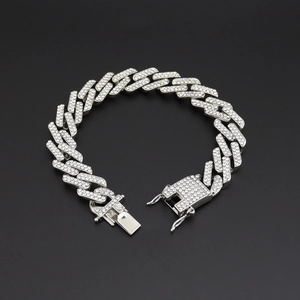Détail d'une chaîne cubaine hip hop de 13 mm en argent avec pavé de diamants et boucle carrée