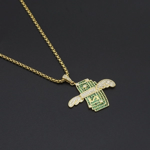 Pendentif dollar hip-hop avec ailes et oxydes de zirconium verts sur chaîne d'or