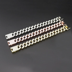 Vista detallada de tres cadenas Cuban link de 20mm en oro, plata y oro rosa con brillantes