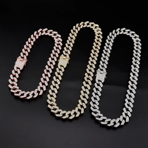 Comparación de cadenas Cuban de tres filas de diamantes en acabados oro, plata y oro rosa brillante