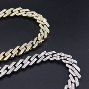 Gros plan sur la chaîne Cuban Link 13mm hip hop glacée en finitions or et argent