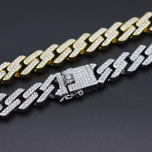 Détail macro de chaînes cubaines 13mm avec placage de diamants en or et en argent