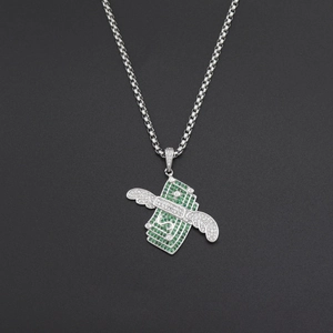 Détail du pendentif ailes d'argent avec zircons verts et chaîne box en argent poli