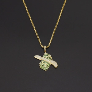 Détail du pendentif dollar ailé avec zircons verts et blancs sur fond noir élégant
