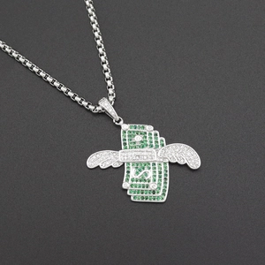 Pendentif dollar hip-hop avec ailes et zircons verts sur une chaîne argentée