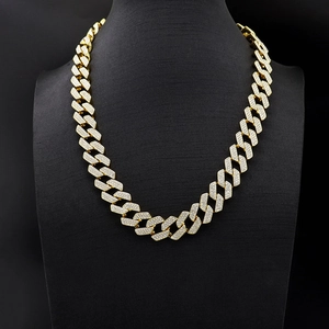Detalle de la cadena cubana bañada en oro de 20mm con tres filas de pavé diamantes