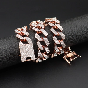 Collar grueso de eslabones cubanos de 20mm en oro rosa con tres filas de pavé de diamantes