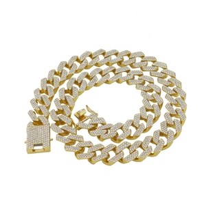 Cadena cubana hip hop dorada de 20 mm con tres filas de cristales claros en fondo blanco