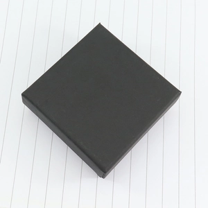 Boîte cadeau carrée noir mat de qualité supérieure pour colliers et bracelets en vue de dessus