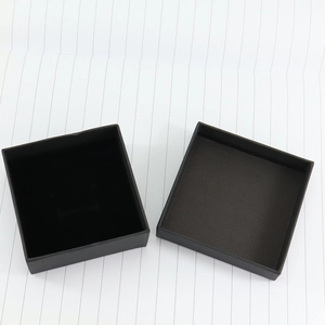 Écrin à bijoux carré noir mat avec couvercle et doublure floquée pour bagues et colliers