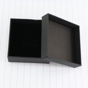 Boîte cadeau à bijoux carrée noire élégante pour bagues et boucles d'oreilles avec insert