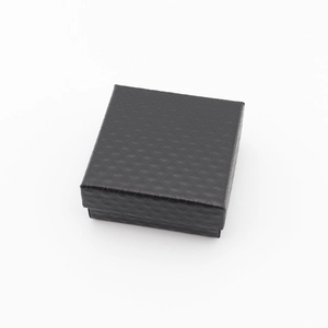 Vue détaillée de dessus d'un coffret cadeau noir carré avec texture à motifs de losanges