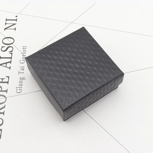 Détail d'un coffret cadeau noir carré pour bijoux avec motif de diamant et couvercle