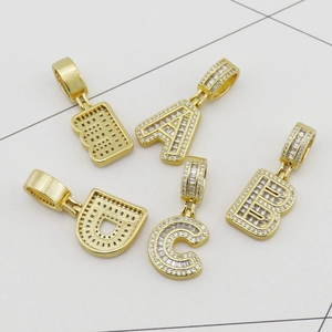 Pendentif lettre hip hop plaqué or glacé avec zircones cubiques micro-pavés