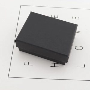 Boîte cadeau minimaliste en carton noir mat pour bijoux avec couvercle rectangulaire