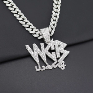 Collier hip hop argenté avec pendentif lettre WKB et chaîne à maillons cubains
