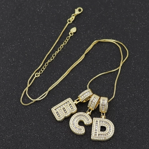 Collier en cuivre plaqué or avec pendentifs lettres B C D pavés de zircons de style hip-hop
