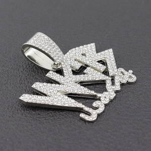 Pendentif lettre hip hop argenté avec strass brillants sur cuir gris foncé