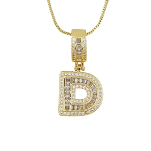 Collier avec pendentif lettre D en or serti de zircons ronds et baguette sur chaîne box
