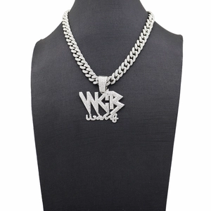 Détail de la chaîne cubaine argentée avec pendentif WKB Wang serti de strass