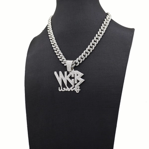 Chaîne cubaine argentée hiphop avec pendentif lettres WKB Wang sur buste noir velours