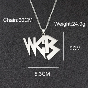 Vue détaillée du collier pendentif lettre WKB argenté avec chaîne torsadée de 60 cm de long