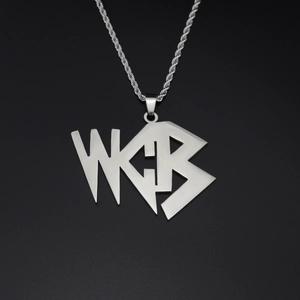 Détail du pendentif lettre WCB de style hip-hop sur une chaîne torsadée argentée