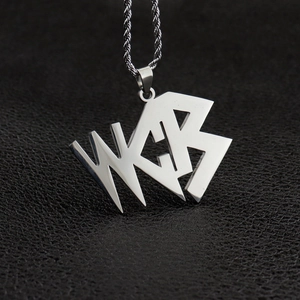 Collier hip hop argenté avec pendentif lettre WKB et chaîne de corde en acier sur cuir noir