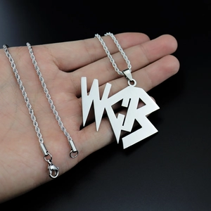 Collier hip-hop en acier titane argenté avec un grand pendentif géométrique en lettre WGR
