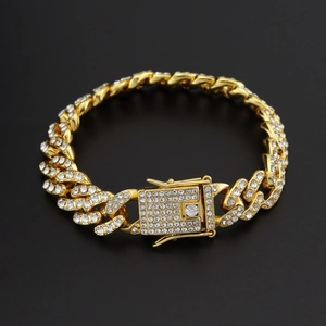 Détail de la chaîne Cuban 12mm plaquée or sertie de cristaux avec fermoir de sécurité