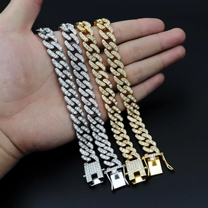 Détail de chaînes cubaines 12mm glacées en or et argent avec fermoir à boîte