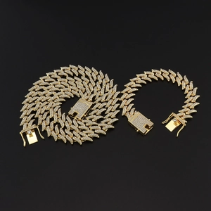 Ensemble chaîne cubaine 15mm sertie de strass brillants avec finition dorée