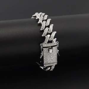 Gros plan d'une chaîne cubaine de 15 mm avec strass étincelants et fermoir pliant