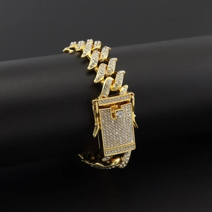 Détail macro de la chaîne cubaine 15mm dorée avec fermoir carré et strass brillants