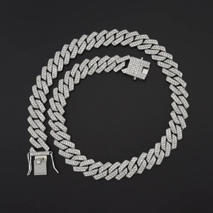 Detail van de zilveren hiphop Cubaanse ketting met dubbele rij glinsterende kristallen
