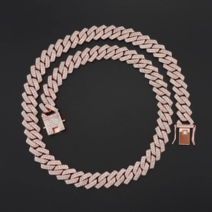 Detail van roségouden Cubaanse ketting met volledige diamantzetting en vierkante sluiting