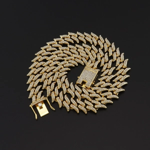 Détail macro d'une chaîne cubaine de 15 mm plaquée or avec boucle sertie de zircons
