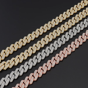 Detail van 14 mm brede Cubaanse schakelkettingen met diamanten in goud, zilver en rose