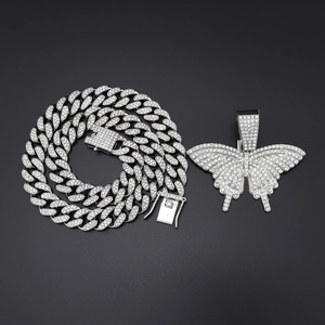 Parure hip hop chaîne à maillons cubains en argent avec un grand pendentif papillon glacé
