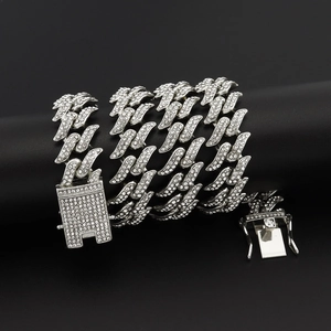 Chaîne Cuban Link 15mm argentée avec épines style hip-hop sur support noir élégant
